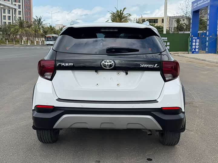 Photo 5 - Toyota Yaris L Hatchback