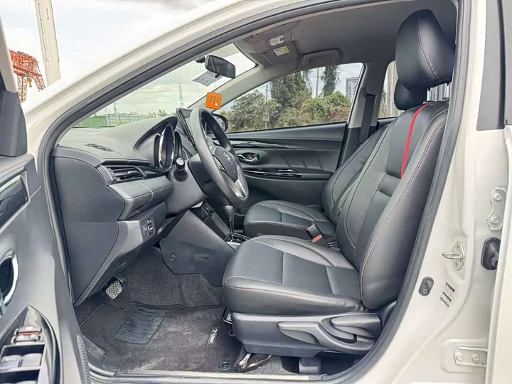 Photo 7 - Toyota Yaris L Hatchback