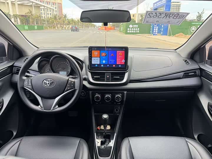 Photo 8 - Toyota Yaris L Hatchback