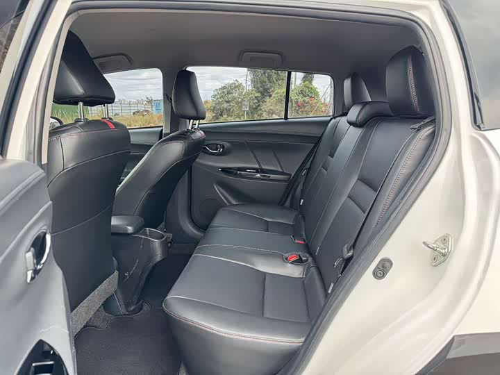 Photo 9 - Toyota Yaris L Hatchback