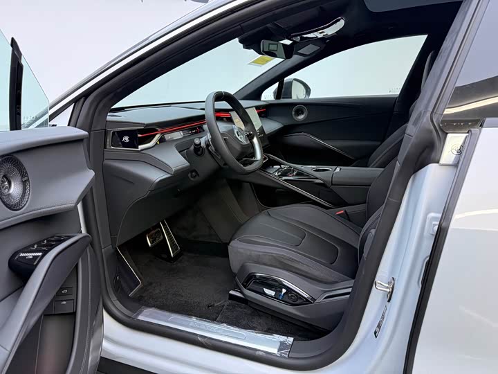 Фото 9 - Lotus Eletre