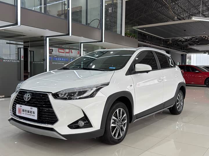 Фото 1 - Toyota Yaris L Hatchback