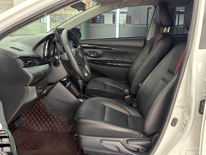 Фото 4 - Toyota Yaris L Hatchback