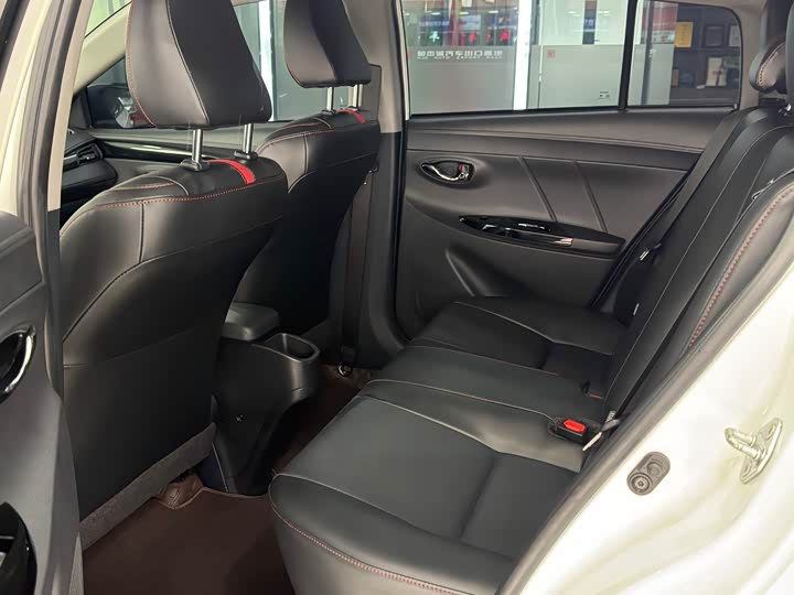 Фото 5 - Toyota Yaris L Hatchback