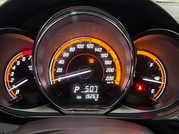 Фото 6 - Toyota Yaris L Hatchback