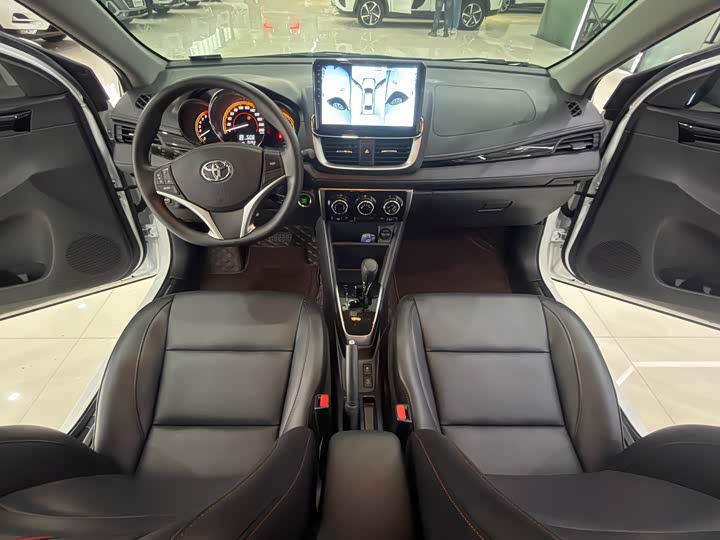 Фото 8 - Toyota Yaris L Hatchback