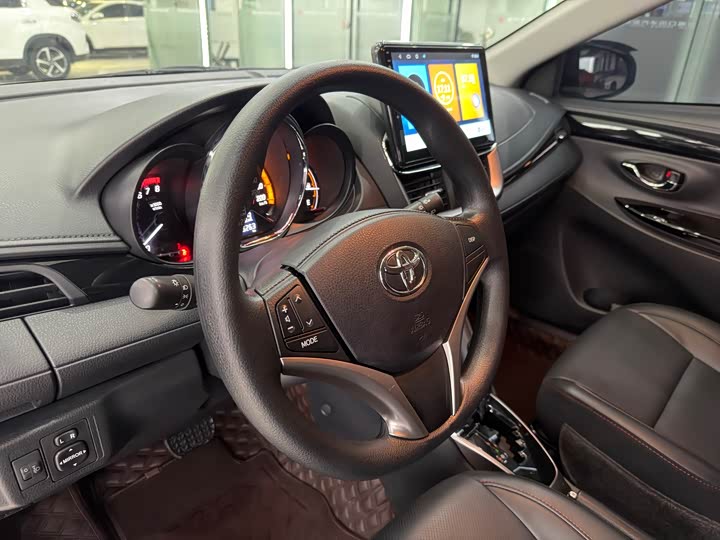 Фото 9 - Toyota Yaris L Hatchback