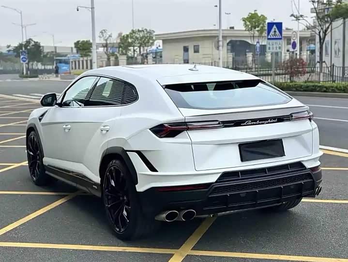 Фото 3 - Lamborghini Urus