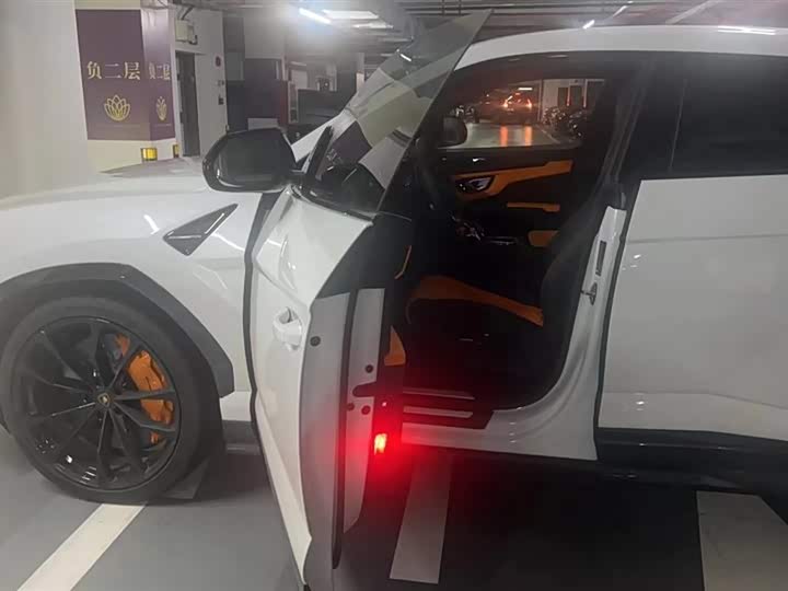 Фото 5 - Lamborghini Urus