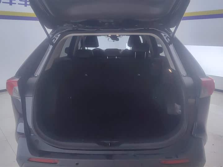 Фото 4 - Toyota RAV4