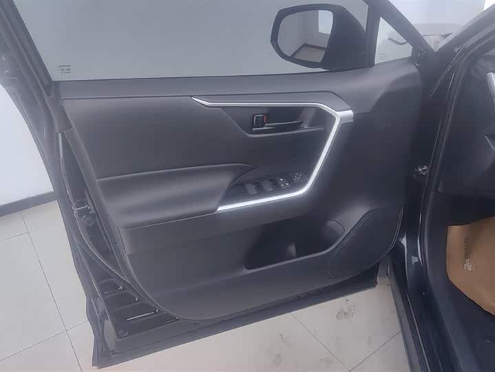 Фото 7 - Toyota RAV4