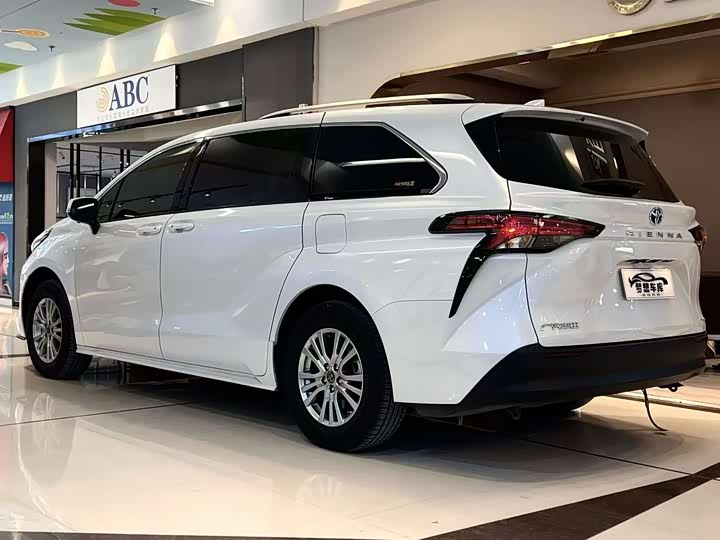 Фото 7 - Toyota Sienna