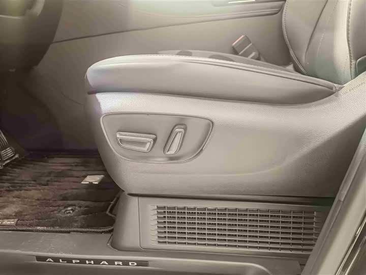 Фото 9 - Toyota Alphard