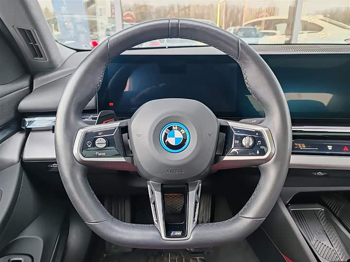 Фото 9 - BMW i5