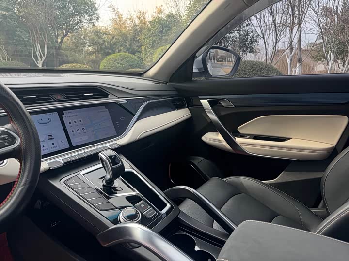 Фото 9 - Geely Atlas