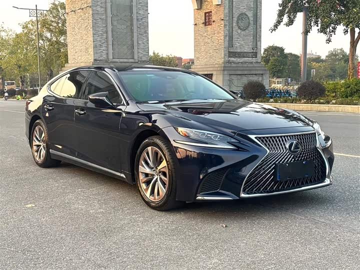 Фото 1 - Lexus LS