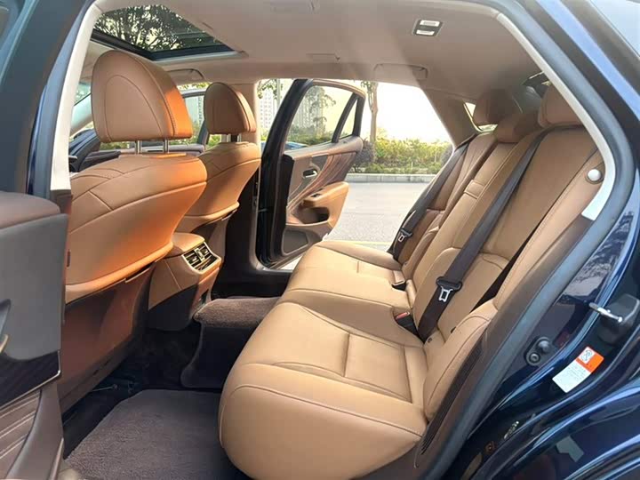 Фото 5 - Lexus LS