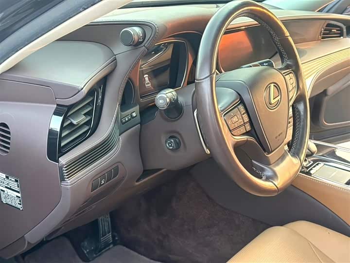 Фото 7 - Lexus LS