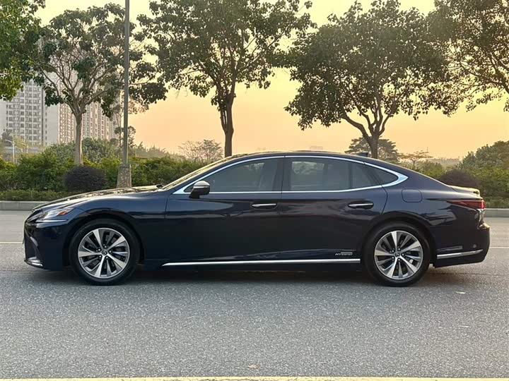 Фото 8 - Lexus LS