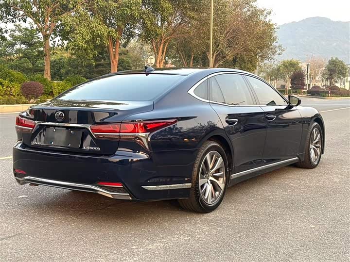 Фото 9 - Lexus LS