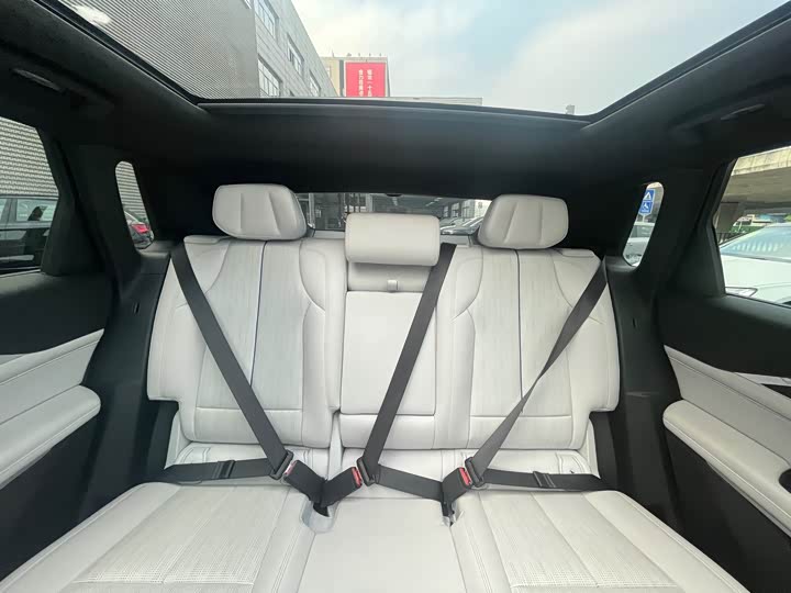 Photo 6 - Cadillac GT4