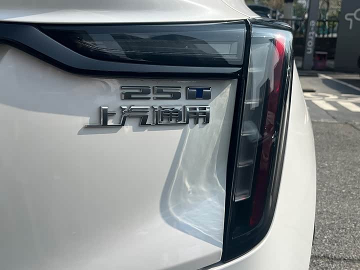 Photo 9 - Cadillac GT4