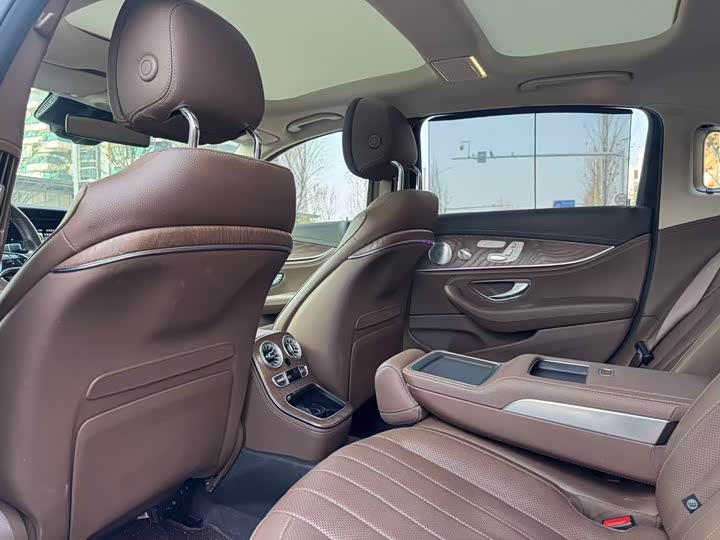 Фото 5 - Mercedes-Benz E-Class