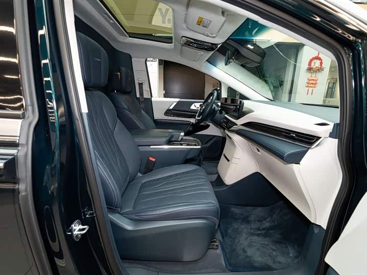 Photo 9 - Buick GL8 Century