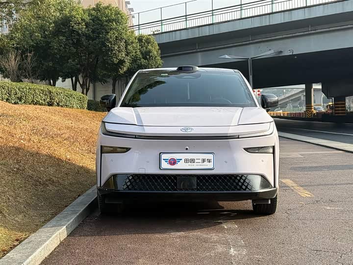 Photo 2 - Toyota bZ3X