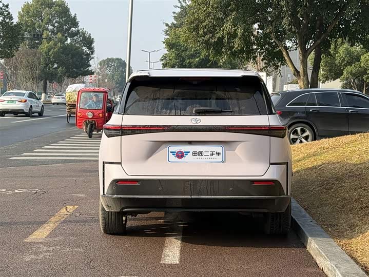 Photo 5 - Toyota bZ3X