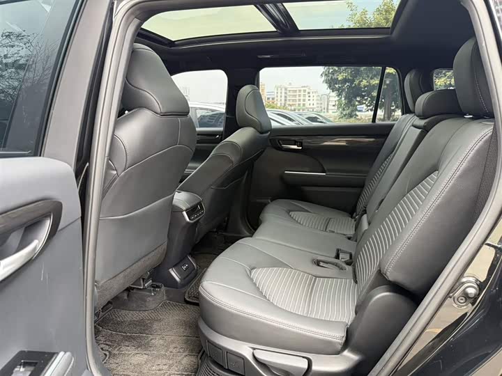 Фото 8 - Toyota Crown Kluger