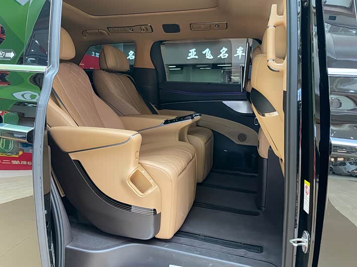 Фото 8 - Denza D9