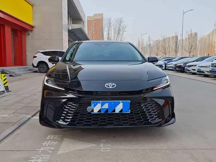 Фото 2 - Toyota Camry