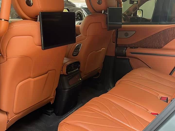 Фото 3 - BYD Yangwang U8