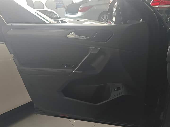 Фото 7 - Volkswagen Tiguan L Pro