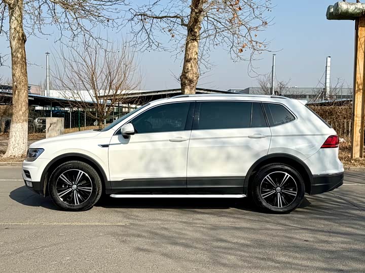 Фото 8 - Volkswagen Tiguan L Pro
