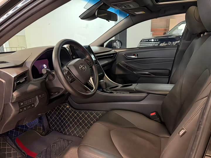 Photo 7 - Toyota Avalon