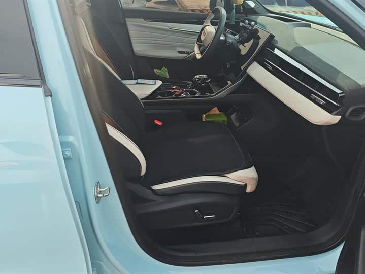 Фото 8 - Geely Atlas L