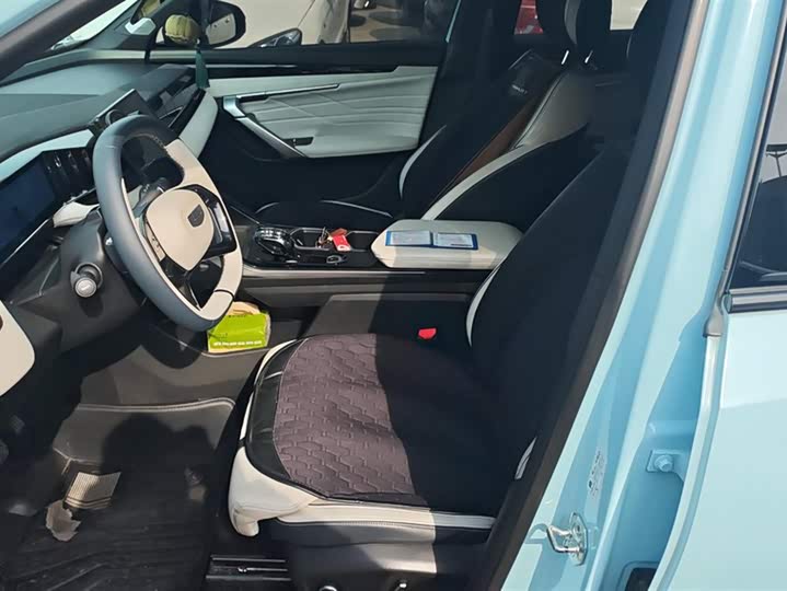 Фото 9 - Geely Atlas L