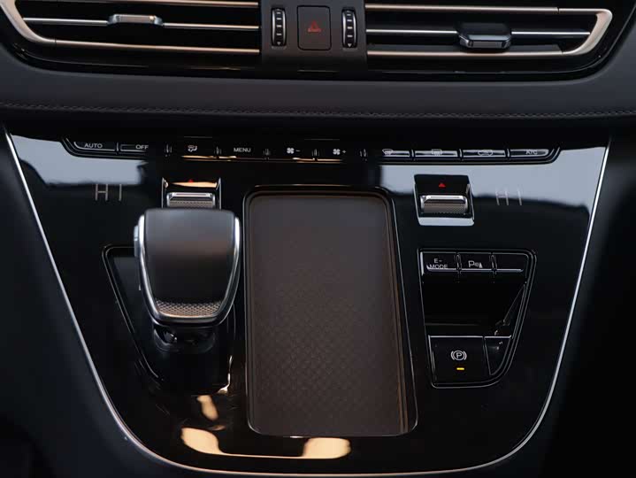 Фото 7 - Hongqi HQ9