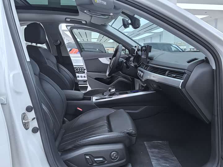 Фото 4 - Audi A4L