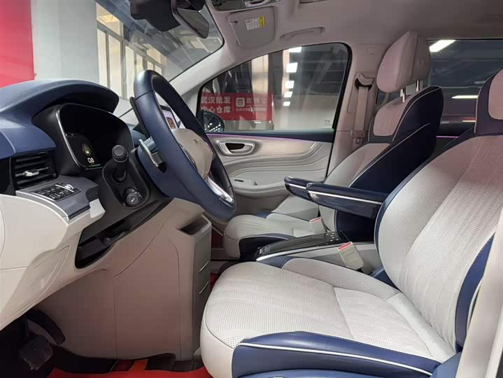 Фото 7 - Roewe iMax 8