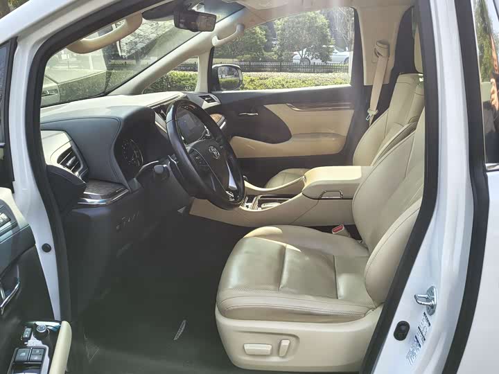 Фото 5 - Toyota Vellfire