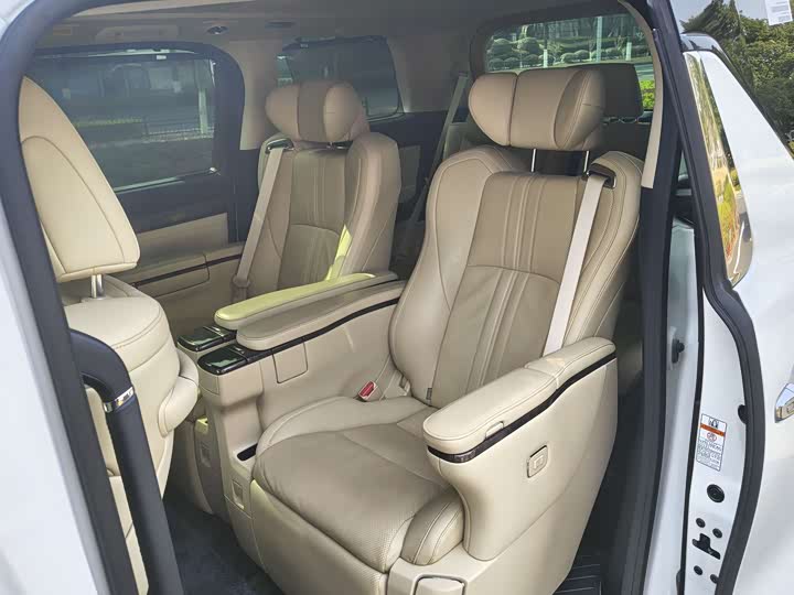 Фото 6 - Toyota Vellfire