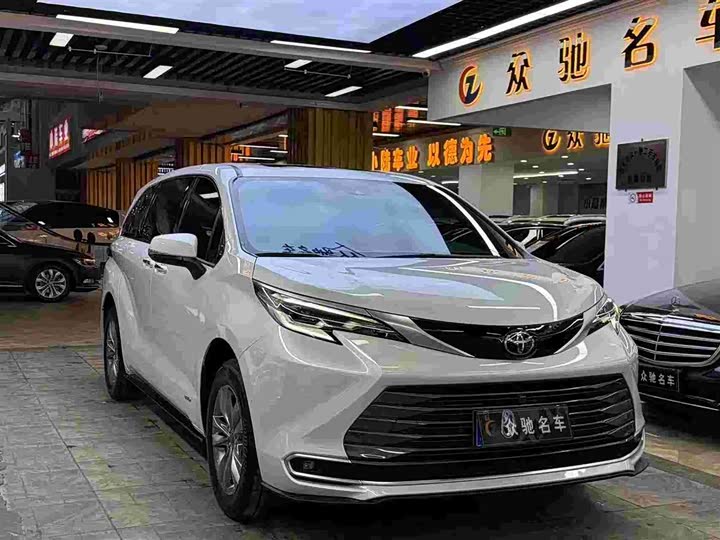 Фото 1 - Toyota Sienna