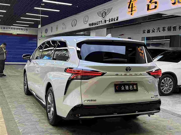 Фото 7 - Toyota Sienna