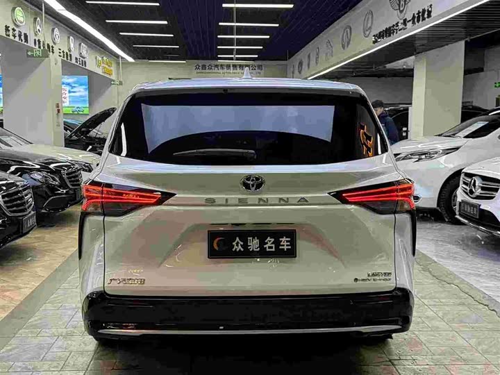 Фото 8 - Toyota Sienna