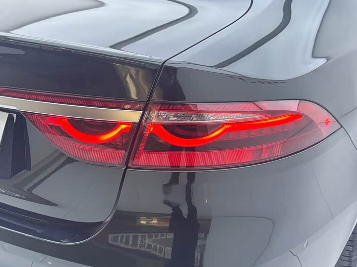 Фото 8 - Jaguar XF L