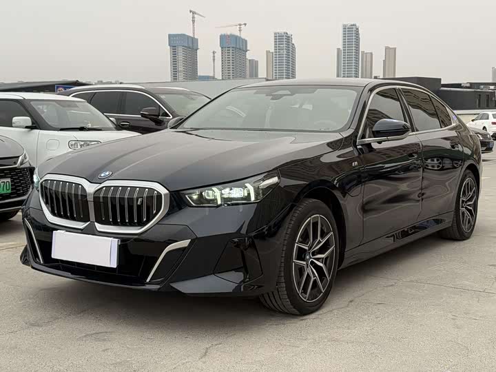 Фото 1 - BMW i5