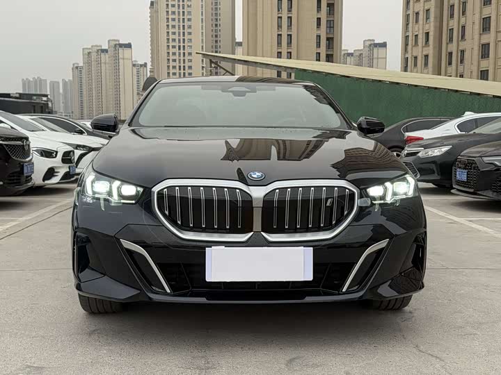 Фото 2 - BMW i5